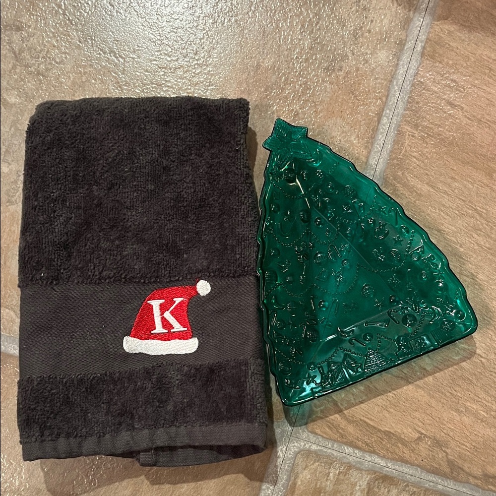 Plastic Christmas Tree Plate and Festive K Fingertip Decorative Towel Set
